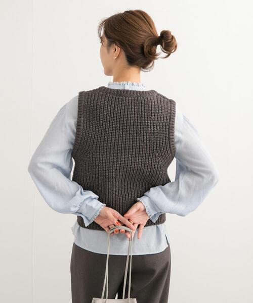 URBAN RESEARCH DOORS（アーバンリサーチドアーズ）の「リリヤーンVネックニットベスト（ベスト・レディース・チャコールグレー/ベージュ・MEDIUM）」の11枚目の写真