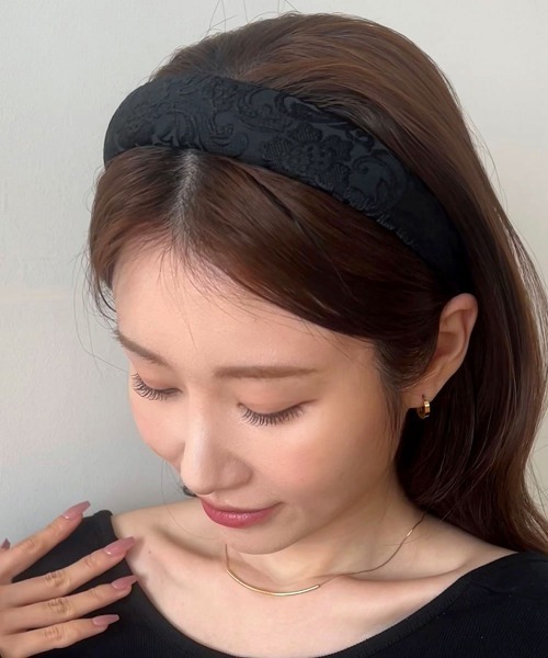 CEMONEMO（セモネモ）の「ジャガード ヘアカチューシャ（カチューシャ・レディース・ブラック・FREE）」の4枚目の写真