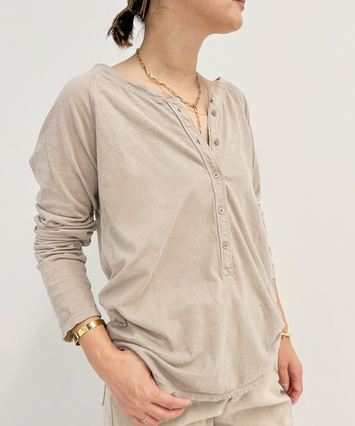 Deuxieme Classe Henley Tシャツ/ベージュ Deuxieme Classe（ドゥーズィエムクラス）の「Henley Tシャツ（T