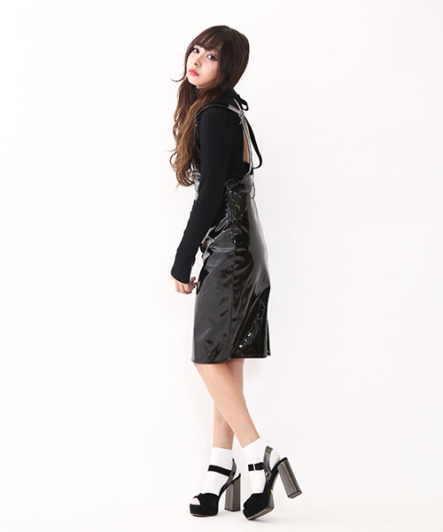 Fallin'（フォーリン）の「【fallin'】　Enamel suspender Onepiece（ワンピース・レディース・ブラック・FREE）」の2枚目の写真