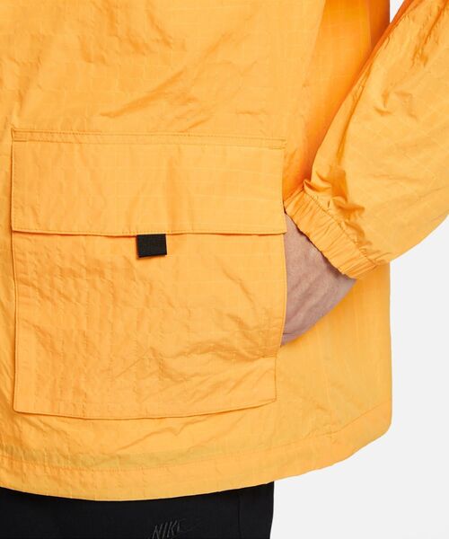 NIKE（ナイキ）の「ナイキ クラブ メンズ ボウライン ジャケット / Nike Club Men's Bowline Jacket FN3109-739 University Gold（マウンテンパーカー・メンズ・ゴールド・2XL/L/M/S/XL）」の7枚目の写真