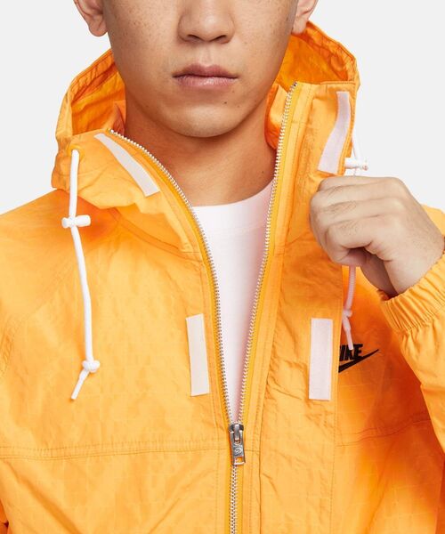 NIKE（ナイキ）の「ナイキ クラブ メンズ ボウライン ジャケット / Nike Club Men's Bowline Jacket FN3109-739 University Gold（マウンテンパーカー・メンズ・ゴールド・2XL/L/M/S/XL）」の6枚目の写真
