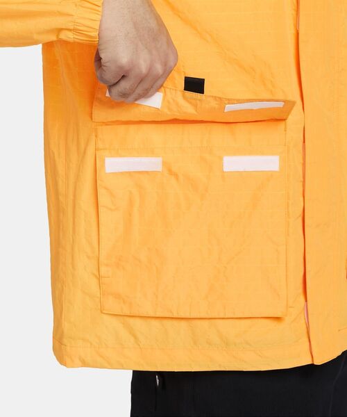 NIKE（ナイキ）の「ナイキ クラブ メンズ ボウライン ジャケット / Nike Club Men's Bowline Jacket FN3109-739 University Gold（マウンテンパーカー・メンズ・ゴールド・2XL/L/M/S/XL）」の5枚目の写真