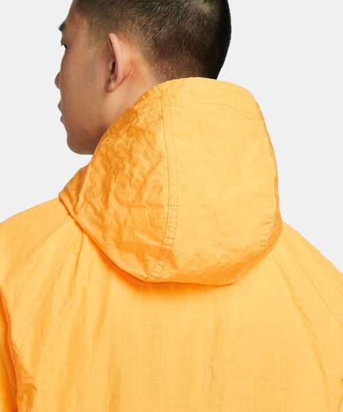 NIKE（ナイキ）の「ナイキ クラブ メンズ ボウライン ジャケット / Nike Club Men's Bowline Jacket FN3109-739 University Gold（マウンテンパーカー・メンズ・ゴールド・2XL/L/M/S/XL）」の3枚目の写真