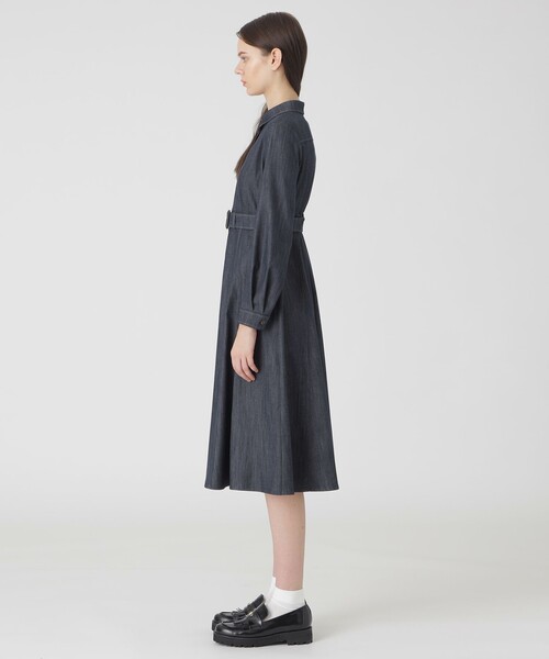 BLUE LABEL CRESTBRIDGE（ブルーレーベルクレストブリッジ）の「スラブシャンブレーデニムドレス（ワンピース・レディース・ダークネイビー/ベージュ/ブルー系その他4・38/36）」の21枚目の写真