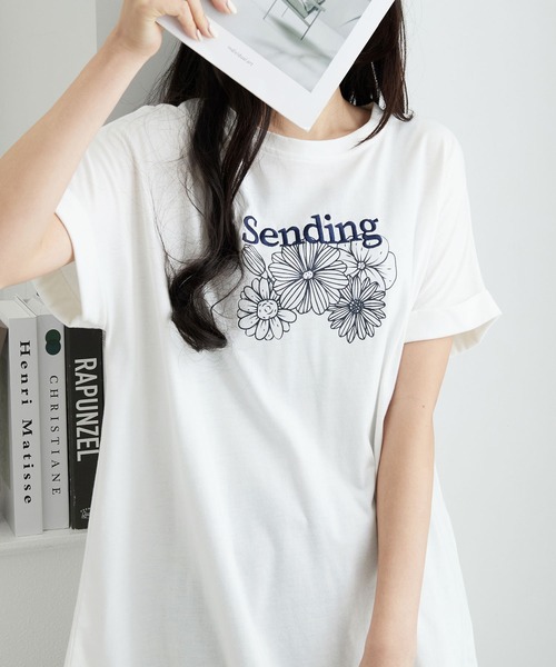 Viola e Viola(ヴィオラエヴィオラ)の「大人の華やかプリントチュニックTシャツ(チュニック・レディース・ブラック/チャコール/ホワイト・3L/LL/L/M)」の2枚目の写真