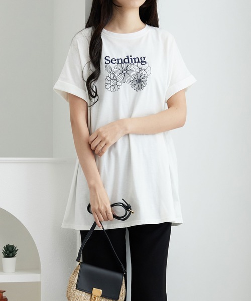Viola e Viola(ヴィオラエヴィオラ)の「大人の華やかプリントチュニックTシャツ(チュニック・レディース・ブラック/チャコール/ホワイト・3L/LL/L/M)」の4枚目の写真