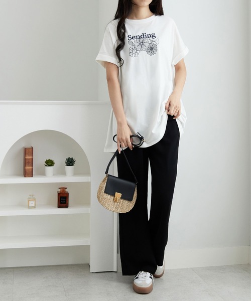 Viola e Viola(ヴィオラエヴィオラ)の「大人の華やかプリントチュニックTシャツ(チュニック・レディース・ブラック/チャコール/ホワイト・3L/LL/L/M)」の5枚目の写真