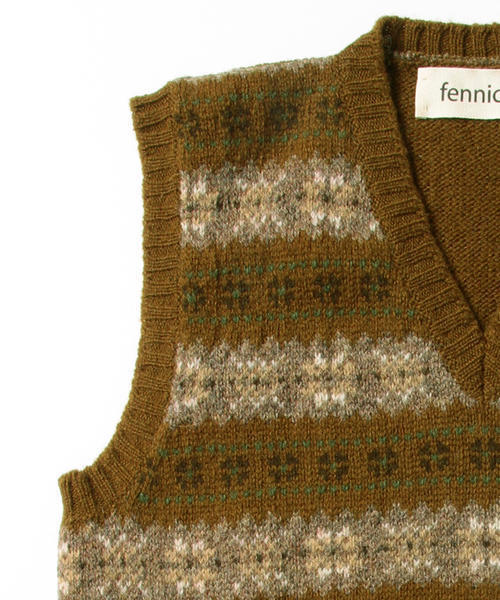 Jamieson's of Shetland(ジャミーソンズオブシェトランド)の「Jamieson's Knitwear × fennica / <Men's>Fair isle long rib V-vest 2015AW(ベスト・メンズ・イエロー系その他/ネイビー・40/38)」の8枚目の写真