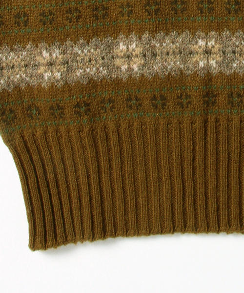 Jamieson's of Shetland(ジャミーソンズオブシェトランド)の「Jamieson's Knitwear × fennica / <Men's>Fair isle long rib V-vest 2015AW(ベスト・メンズ・イエロー系その他/ネイビー・40/38)」の11枚目の写真