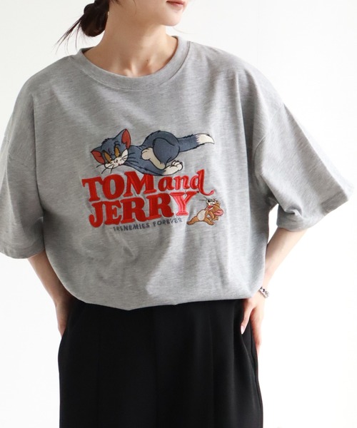 Tom&Jerry(トムアンドジェリー)の「【Tom & Jerry/トム & ジェリー】 アートワークデザイン 総刺繍 半袖クルーネックTシャツ(Tシャツ/カットソー・レディース・パープル/スミクロ/オフホワイト/杢グレー・M/L)」の1枚目の写真