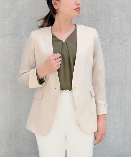 STRAWBERRY-FIELDS（ストロベリーフィールズ）の「ジュエルストレッチ　ノーカラージャケット（ノーカラージャケット・レディース・ブラック/ライトベージュ/ネイビー/グレー・2）」の2枚目の写真