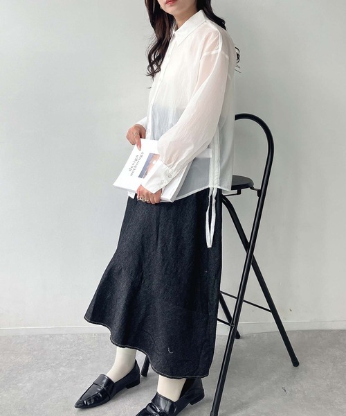 AS KNOW AS plus（アズノゥアズプラス）の「●サイドシャーリングリボン結び ビッグサイズシアーシャツ（シャツ/ブラウス・レディース・オフホワイト/ライトグリーン/スミクロ・FREE）」の5枚目の写真