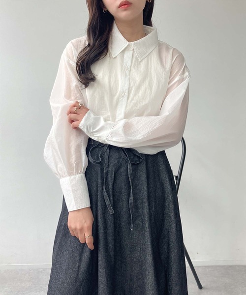 AS KNOW AS plus（アズノゥアズプラス）の「●サイドシャーリングリボン結び ビッグサイズシアーシャツ（シャツ/ブラウス・レディース・オフホワイト/ライトグリーン/スミクロ・FREE）」の4枚目の写真