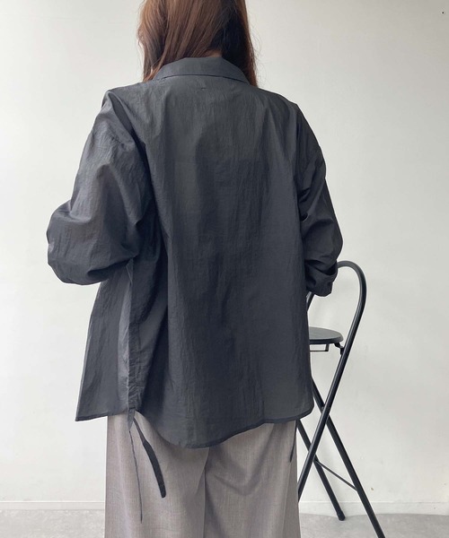 AS KNOW AS plus（アズノゥアズプラス）の「●サイドシャーリングリボン結び ビッグサイズシアーシャツ（シャツ/ブラウス・レディース・オフホワイト/ライトグリーン/スミクロ・FREE）」の11枚目の写真