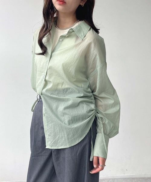 AS KNOW AS plus（アズノゥアズプラス）の「●サイドシャーリングリボン結び ビッグサイズシアーシャツ（シャツ/ブラウス・レディース・オフホワイト/ライトグリーン/スミクロ・FREE）」の16枚目の写真