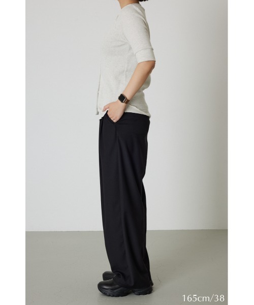 RIM.ARK(リムアーク)の「W tuck wide slacks ダブルタックワイドスラックス(スラックス・レディース・ブラック/ライトベージュ/チャコールグレー/スモークピンク・36/38)」の5枚目の写真