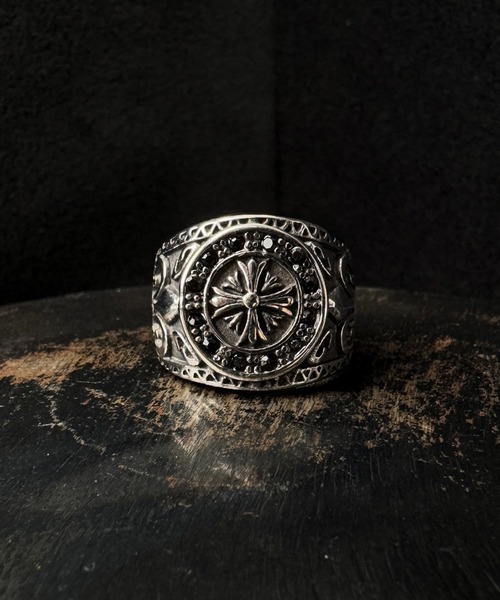 CALIFORNIA OUTFITTERS（カリフォルニア アウトフィッターズ）の「4E34 クロス ユリ紋章 ボリューム シルバーリング ブラックストーンB（リング・メンズ・シルバー・18号/20号/16号）」の5枚目の写真