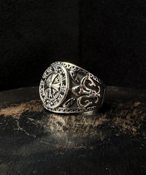 CALIFORNIA OUTFITTERS（カリフォルニア アウトフィッターズ）の「4E34 クロス ユリ紋章 ボリューム シルバーリング ブラックストーンB（リング・メンズ・シルバー・18号/20号/16号）」の6枚目の写真