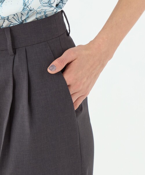 TOMORROWLAND collection(トゥモローランドコレクション)の「エクストラファインポリエステルトロピカル タックワイドパンツ(その他パンツ・レディース・チャコールグレー/ブラウン・32/34/36)」の9枚目の写真