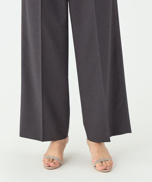 TOMORROWLAND collection(トゥモローランドコレクション)の「エクストラファインポリエステルトロピカル タックワイドパンツ(その他パンツ・レディース・チャコールグレー/ブラウン・32/34/36)」の10枚目の写真