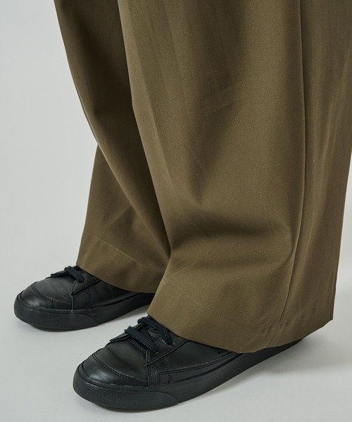 markaware（マーカウェア）の「【MARKAWARE/マーカウェア】別注 TRIPLE PLEATED WIDE TROUSERS（スラックス・メンズ・カーキブラウン/ダークグリーン/ブラック・1/2）」の4枚目の写真