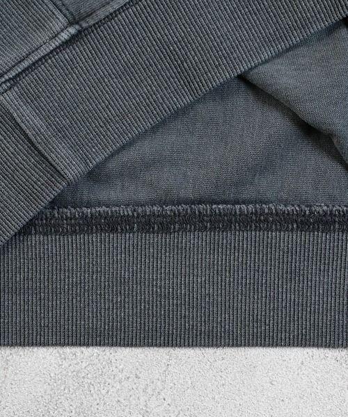 Disney(ディズニー)の「【Disney】ピグメントロックミッキースウェットT(スウェット・キッズ・ブラック系3/ブラック系1/ブラック系2・120/110/100/90/130/80)」の15枚目の写真