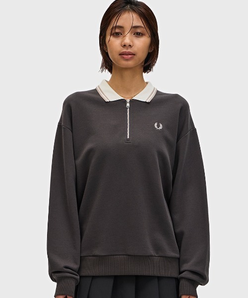 FRED PERRY(フレッドペリー)の「Zip Neck Collar Sweatshirt/ジップネックスウェットシャツ(スウェット・レディース・グレイッシュベージュ/チャコールグレー・10)」の5枚目の写真