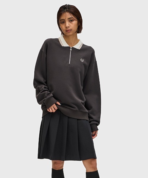 FRED PERRY(フレッドペリー)の「Zip Neck Collar Sweatshirt/ジップネックスウェットシャツ(スウェット・レディース・グレイッシュベージュ/チャコールグレー・10)」の3枚目の写真