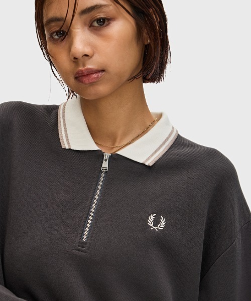 FRED PERRY(フレッドペリー)の「Zip Neck Collar Sweatshirt/ジップネックスウェットシャツ(スウェット・レディース・グレイッシュベージュ/チャコールグレー・10)」の4枚目の写真