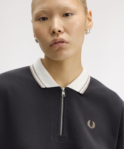 FRED PERRY(フレッドペリー)の「Zip Neck Collar Sweatshirt/ジップネックスウェットシャツ(スウェット・レディース・グレイッシュベージュ/チャコールグレー・10)」の10枚目の写真