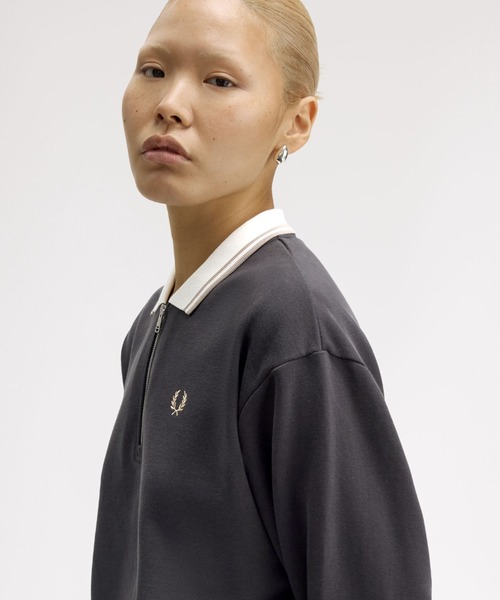 FRED PERRY(フレッドペリー)の「Zip Neck Collar Sweatshirt/ジップネックスウェットシャツ(スウェット・レディース・グレイッシュベージュ/チャコールグレー・10)」の9枚目の写真
