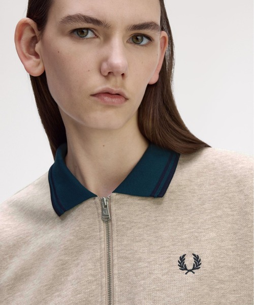 FRED PERRY(フレッドペリー)の「Zip Neck Collar Sweatshirt/ジップネックスウェットシャツ(スウェット・レディース・グレイッシュベージュ/チャコールグレー・10)」の20枚目の写真