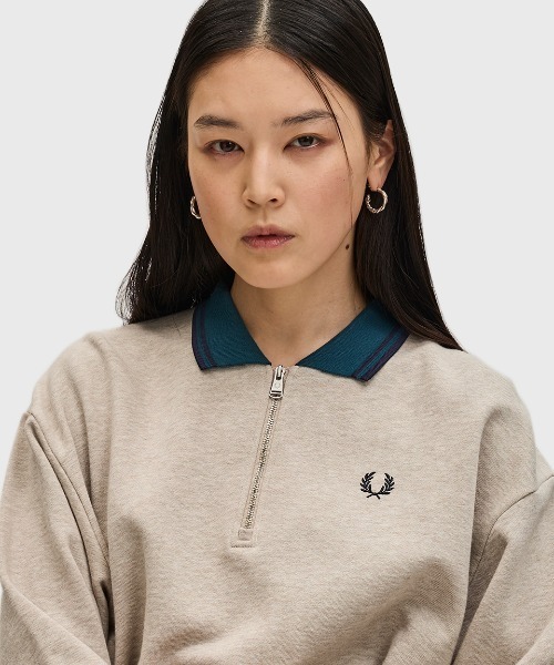 FRED PERRY(フレッドペリー)の「Zip Neck Collar Sweatshirt/ジップネックスウェットシャツ(スウェット・レディース・グレイッシュベージュ/チャコールグレー・10)」の16枚目の写真