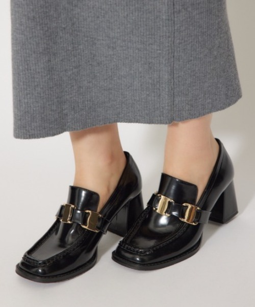 rienda（リエンダ）の「チェーン付きスリムトゥローファーパンプス  靴（ローファー・レディース・ブラウン/ブラック・SMALL/MEDIUM/LARGE）」の2枚目の写真