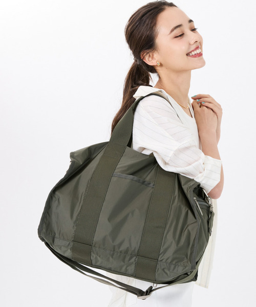 LeSportsac(レスポートサック)の「ESSENTIAL MEDIUM DUFFLE グラベルC(ボストンバッグ・レディース・グリーン・FREE)」の1枚目の写真
