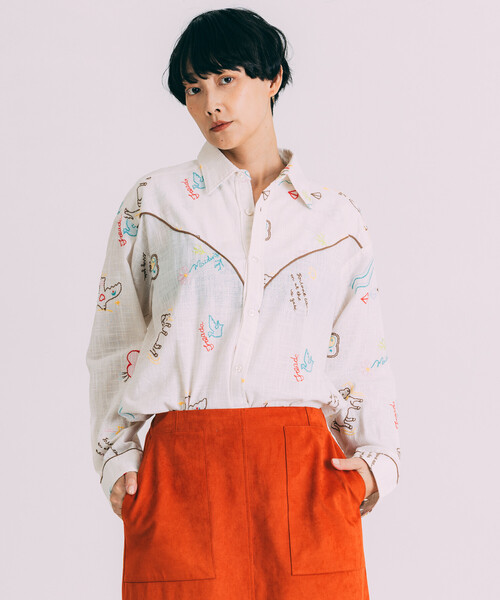 Freada（フリーダ）の「Freada/フリーダ モチーフ刺繍 柄シャツ（シャツ/ブラウス・レディース・ホワイト/スミクロ・ONE SIZE）」の4枚目の写真