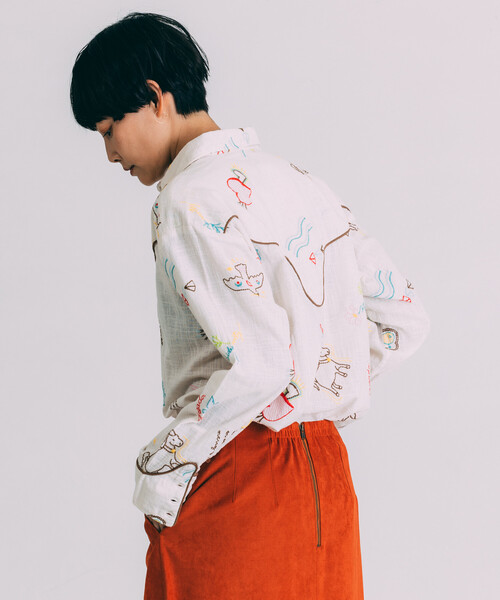 Freada（フリーダ）の「Freada/フリーダ モチーフ刺繍 柄シャツ（シャツ/ブラウス・レディース・ホワイト/スミクロ・ONE SIZE）」の5枚目の写真