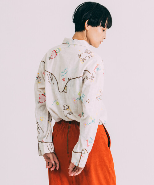 Freada（フリーダ）の「Freada/フリーダ モチーフ刺繍 柄シャツ（シャツ/ブラウス・レディース・ホワイト/スミクロ・ONE SIZE）」の6枚目の写真