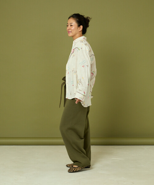 Freada（フリーダ）の「Freada/フリーダ モチーフ刺繍 柄シャツ（シャツ/ブラウス・レディース・ホワイト/スミクロ・ONE SIZE）」の15枚目の写真