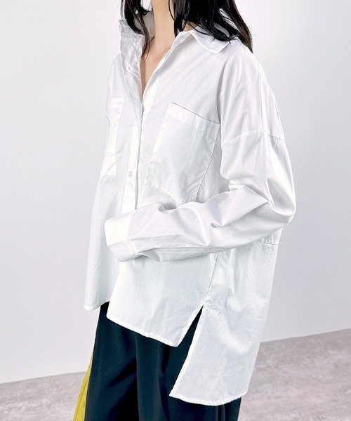 CLOTHY(クロシィ)の「【ゆるっとシルエットが今っぽい◎大人の抜け感シャツ】ロングテールモノトーンシャツ(シャツ/ブラウス・レディース・オフホワイト/ブラック・FREE)」の2枚目の写真