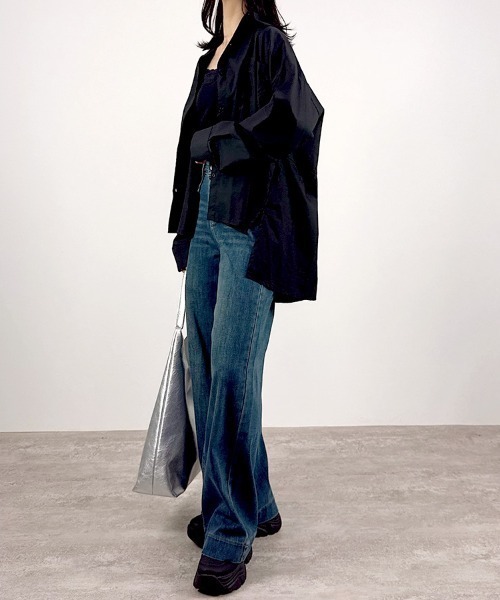 CLOTHY(クロシィ)の「【ゆるっとシルエットが今っぽい◎大人の抜け感シャツ】ロングテールモノトーンシャツ(シャツ/ブラウス・レディース・オフホワイト/ブラック・FREE)」の9枚目の写真