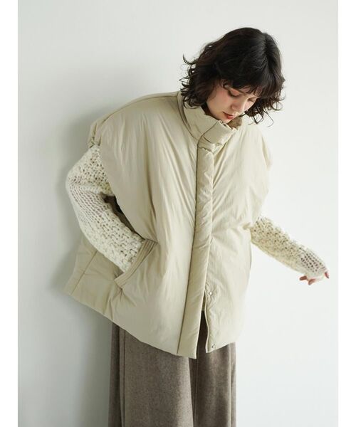 FIKA.(フィーカ)の「Nylon padded stand collar vest(ベスト・レディース・ベージュ/ミント/ブラック・MEDIUM)」の4枚目の写真