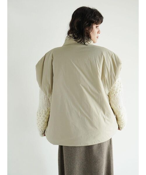 FIKA.(フィーカ)の「Nylon padded stand collar vest(ベスト・レディース・ベージュ/ミント/ブラック・MEDIUM)」の7枚目の写真