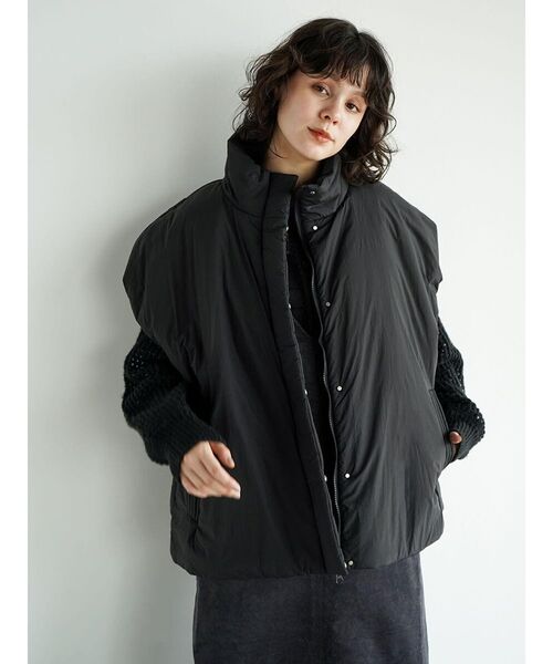 FIKA.(フィーカ)の「Nylon padded stand collar vest(ベスト・レディース・ベージュ/ミント/ブラック・MEDIUM)」の12枚目の写真