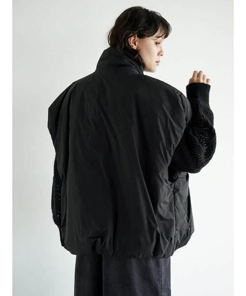 FIKA.(フィーカ)の「Nylon padded stand collar vest(ベスト・レディース・ベージュ/ミント/ブラック・MEDIUM)」の14枚目の写真