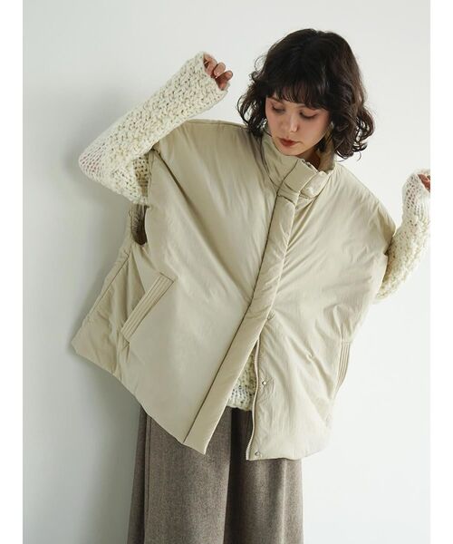 FIKA.(フィーカ)の「Nylon padded stand collar vest(ベスト・レディース・ベージュ/ミント/ブラック・MEDIUM)」の2枚目の写真