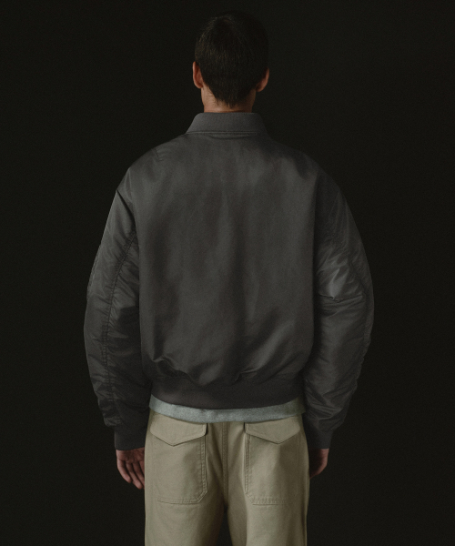MUSINSA STANDARD（ムシンサスタンダード）の「ショート MA-1 ボンバージャケット [ダークグレー]（ブルゾン・メンズ・その他・MEDIUM/LARGE/X-LARGE/XX-LARGE）」の3枚目の写真