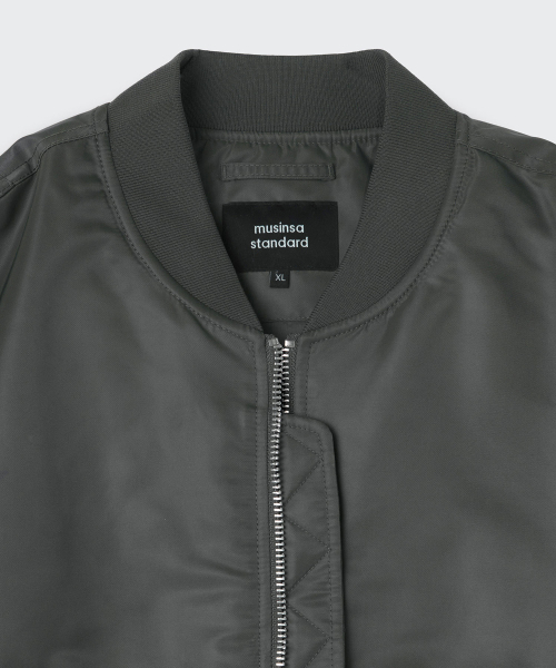 MUSINSA STANDARD（ムシンサスタンダード）の「ショート MA-1 ボンバージャケット [ダークグレー]（ブルゾン・メンズ・その他・MEDIUM/LARGE/X-LARGE/XX-LARGE）」の4枚目の写真