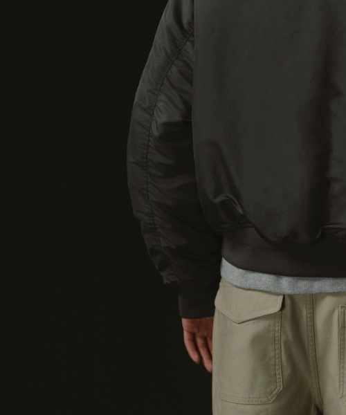 MUSINSA STANDARD（ムシンサスタンダード）の「ショート MA-1 ボンバージャケット [ダークグレー]（ブルゾン・メンズ・その他・MEDIUM/LARGE/X-LARGE/XX-LARGE）」の7枚目の写真